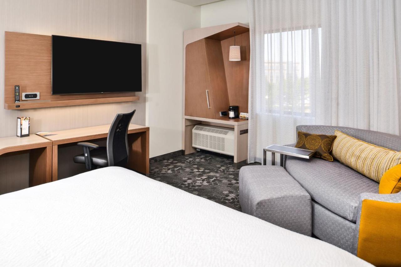 Courtyard By Marriott Charlotte Northlake Екстер'єр фото