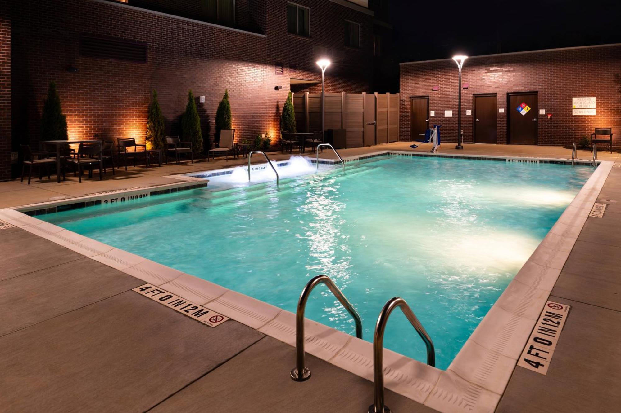 Courtyard By Marriott Charlotte Northlake Екстер'єр фото